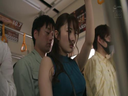 Phát hiện vợ sếp là người mình sàm sỡ trên tàu điện